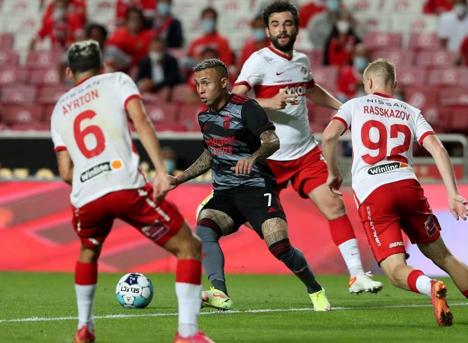 包含欧冠精彩对决连连发生，焦点战略的词条