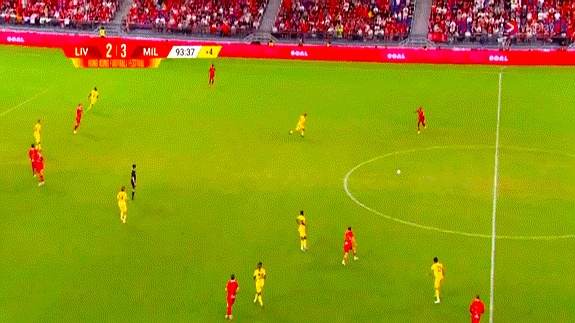 赛场上的每一个进球都引发了观众的欢呼声! 赛场上的每一个进球都引发了观众的欢呼声!