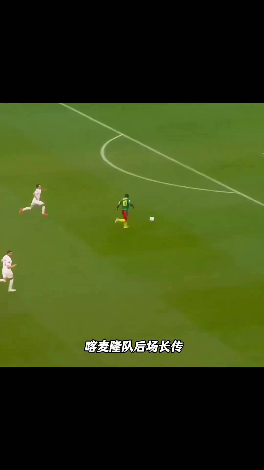 赛场上的每一个进球都引发了观众的欢呼声! 赛场上的每一个进球都引发了观众的欢呼声!