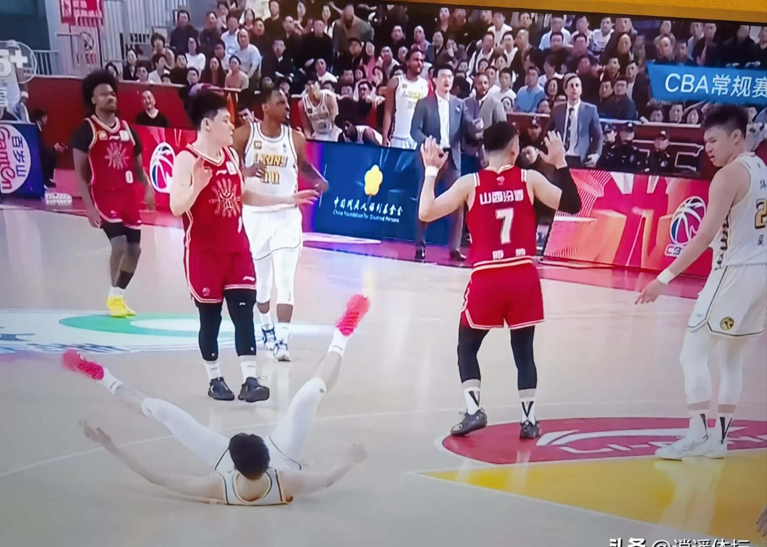 男子比赛出现犯规,选手遭遇淘汰 男子比赛出现犯规,选手遭遇淘汰