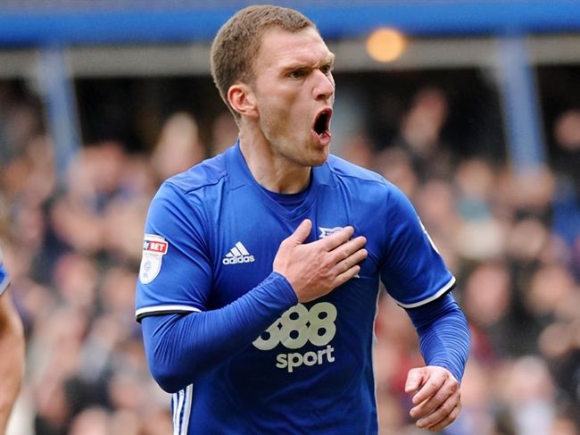 卢顿城球员受伤离场，状态堪忧