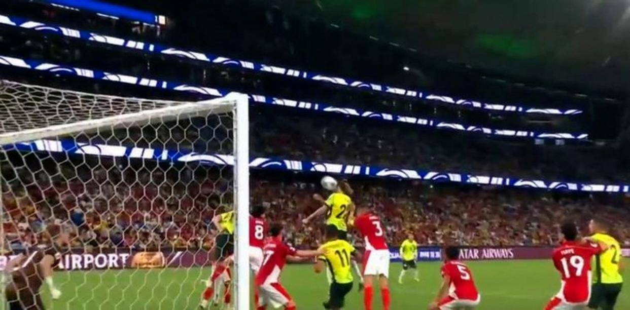 红牌风波!法国顶级足球比赛掀起争议 红牌风波!法国顶级足球比赛掀起争议