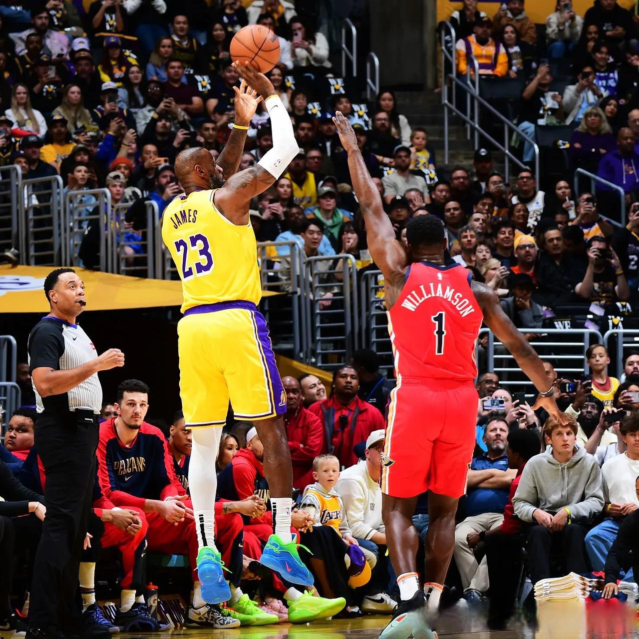 太阳轻取北京队,詹姆斯点燃赛场 太阳轻取北京队,詹姆斯点燃赛场