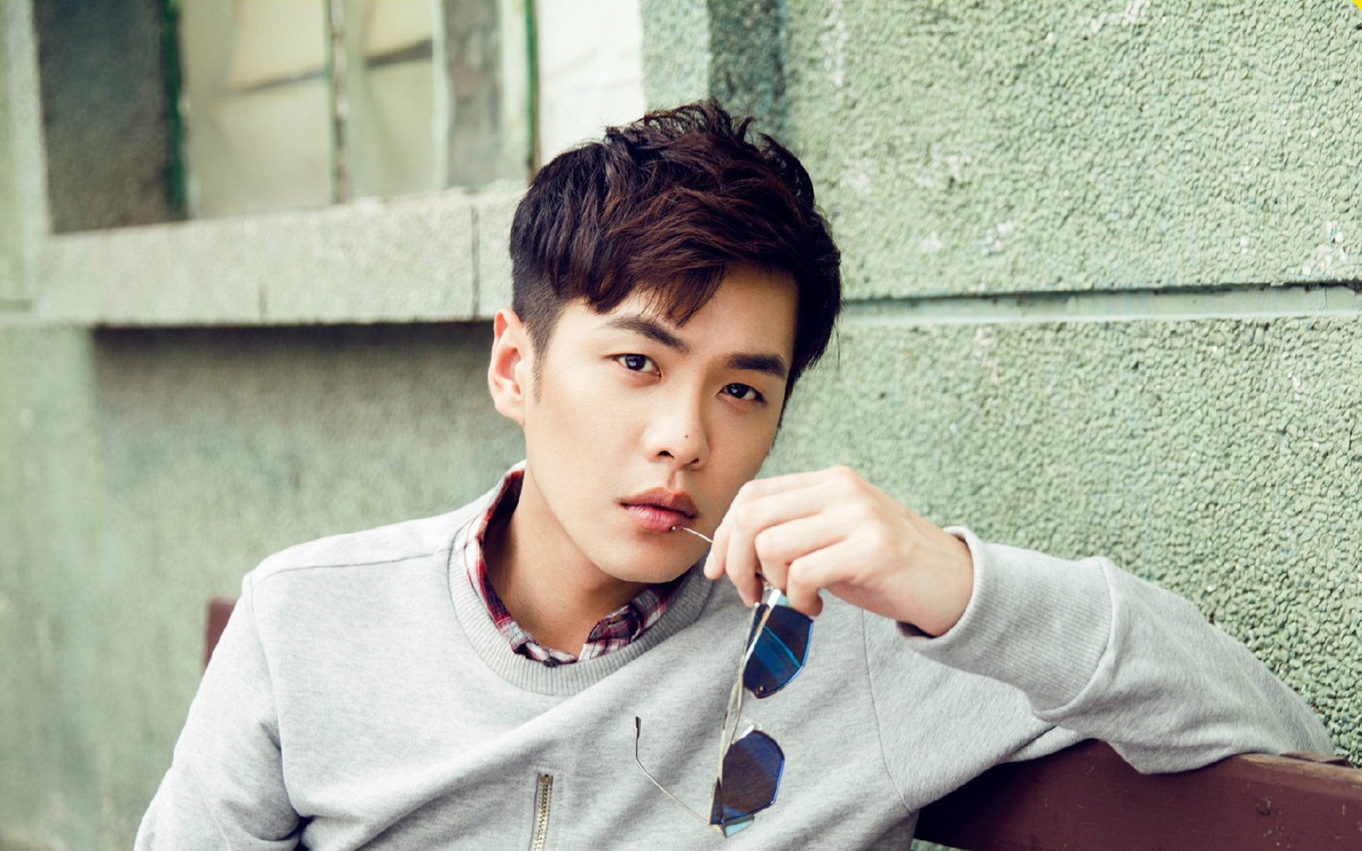 德式足球哲学的全球投影，当日本碾压比利亚雷亚尔，穆勒在英超争冠中接管比赛